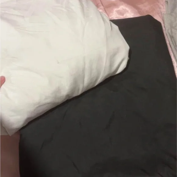 Gray and White Bedding Set - Picture 2 of 6